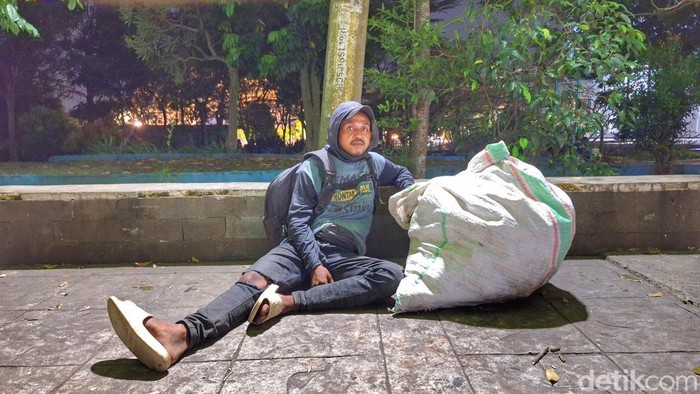 Sobirin (31), seorang tunawisma saat ditemui detikJabar di depan komplek Pemkab Bandung, Soreang, belum lama ini.