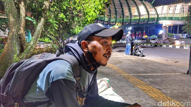Sobirin (31), seorang tunawisma saat ditemui detikJabar di depan komplek Pemkab Bandung, Soreang, belum lama ini.