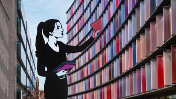 Seniman Rich McCor, yang dikenal sebagai Paperboyo, memiliki cara pandang unik terhadap dunia. Ia memadukan potongan kertas dengan hal yang ia temui di sekitarnya. Foto: @paperboyo via BoredPanda