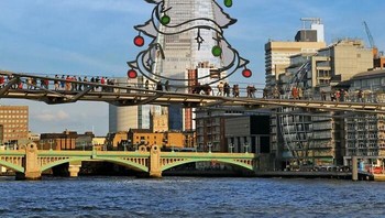 Pada foto ini, sebuah gedung ia ubah perspektifnya seolah benda itu adalah pohon Natal. Foto: @paperboyo via BoredPanda