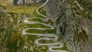 McCor juga bisa membuat jalan berkelok-kelok tampak seperti pita besar seperti pada foto berikut. Foto: @paperboyo via BoredPanda