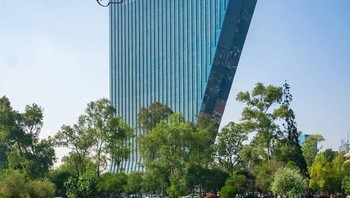 Karya seninya menghadirkan perspektif yang menyenangkan dan segar ke tempat-tempat yang dilihatnya. Foto: @paperboyo via BoredPanda