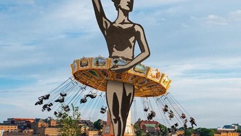 Perjalanan tidak selalu mulus. Terkadang, bahkan setelah semua itu, bangunan yang ingin ku foto tersembunyi di balik pagar atau terhalang pepohonan, tutur McCor. Foto: @paperboyo via BoredPanda