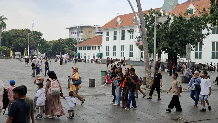 Suasana kawasan wisata Kota Tua Jakarta yang ramai dikunjungi warga saat libur cuti bersama HUT ke-80 RI, Senin (18/8/2025).
