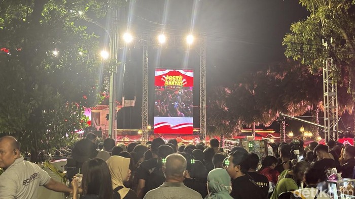Suasana Pesta Rakyat HUT ke-80 RI yang digelar Pemprov Jatim di depan Gedung Negara Grahadi.