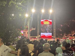Pesta Rakyat di Grahadi Surabaya Pecah! Ribuan Masyarakat Tumplek Blek