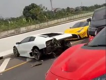 Video: Kecelakaan Supercar Tabrak Pembatas Jalan di Tol Kunciran
