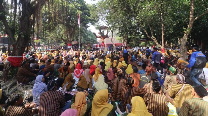 Sejumlah peserta membawa foto presiden RI saat kirab Ruwatan Negara menuju Situs Persada Soekarno, Desa Pojok, Kediri, Jawa Timur, Senin (18/8/2025). Ruwatan Negara berupa doa bersama lintas agama di rumah masa kecil Bung Karno tersebut dihadiri sedikitnya 2.500 orang dari sejumlah daerah guna mensyukuri HUT ke-80 Republik Indonesia. ANTARA FOTO/Prasetia Fauzani