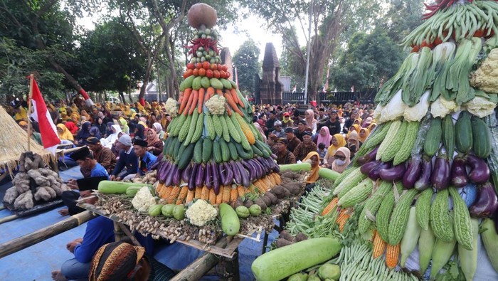 Syukur HUT RI ke-80, Warga Gelar Ruwatan Negara di Kediri Sejumlah peserta membawa foto presiden RI saat kirab Ruwatan Negara menuju Situs Persada Soekarno, Desa Pojok, Kediri, Jawa Timur, Senin (18/8/2025). Ruwatan Negara berupa doa bersama lintas agama di rumah masa kecil Bung Karno tersebut dihadiri sedikitnya 2.500 orang dari sejumlah daerah guna mensyukuri HUT ke-80 Republik Indonesia. ANTARA FOTO/Prasetia Fauzani