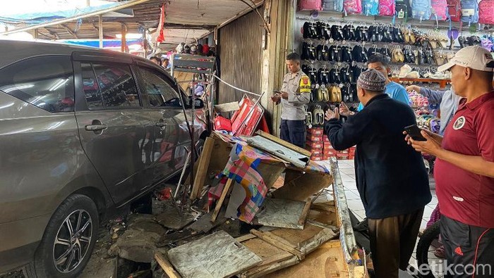 Tabrakan beruntun di Pasar Tipar Gede, Kota Sukabumi