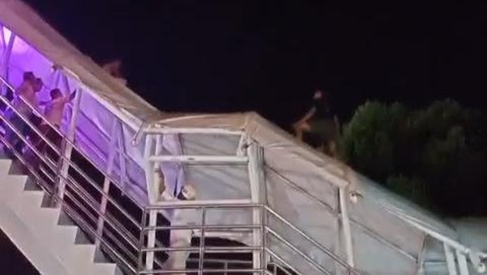 Tangkapan layar upaya MI melakukan percobaan bunuh diri di JPO Ahmad Yani, Sungai Lakam, Karimun, Kepri. (dok. Istimewa)