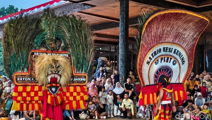 Tarian Reog Ponorogo saat libur cuti bersama HUT RI di TMII, Jakarta Timur, Senin (18/8/2025). (Fadil/detikcom)