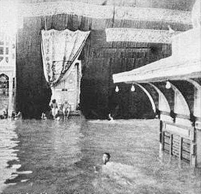Ali al-Awadhi (12) tawaf dengan berenang saat Kabah terendam banjir pada 1941.