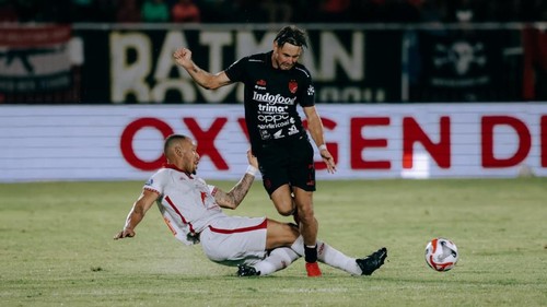 Thijmen Goppel ditekel bek Malut United, Gustavo Franca, saat Bali United berhadapan dengan Malut United dalam pekan kedua Super League 2025/2026  di Stadion Kie Raha, Jumat (15/8/2025). (Dok. Bali United)
