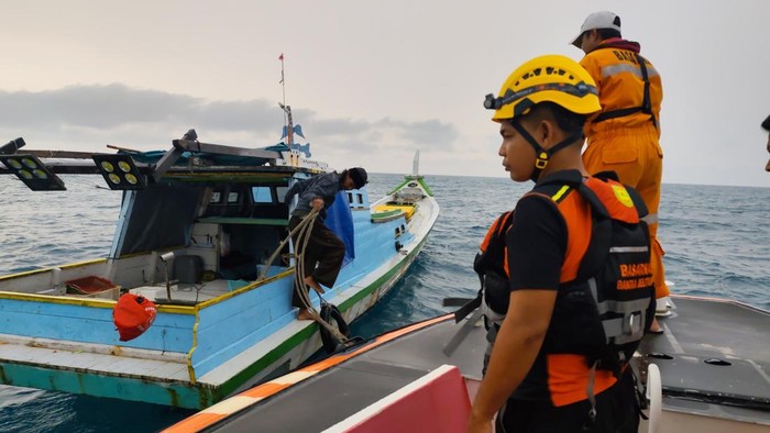 Tim SAR gabungan mengevakuasi korban selamat.