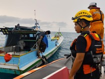 Video: Perahu Nelayan Belitung Pecah Dihantam Ombak, 8 Orang Hilang