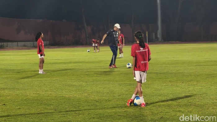 Skuad Timnas Putri U-16, saat latihan di Stadion UNS, Kota Solo, Senin (18/8/2025).