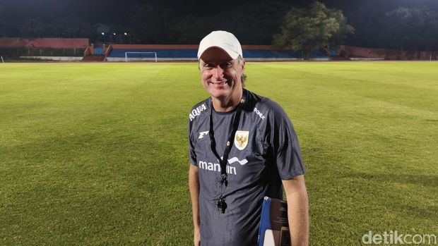 Pelatih Timnas Putri U-16, Timo Scheunemann, saat ditemui di Stadion UNS, Kota Solo, Senin (18/8/2025).