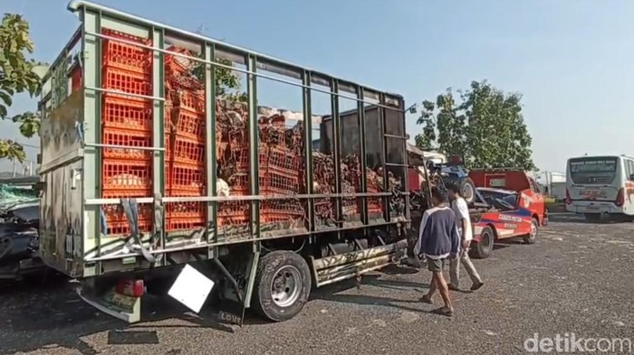 Truk muat ayam terbakar di Tol Ngawi