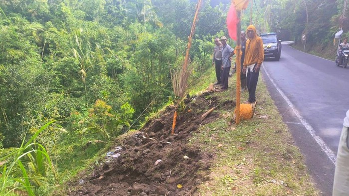 Lokasi truk yang terguling ke jurang di Desa Pempatan, Kecamatan Rendang, Karangasem, Senin (18/8/2025).