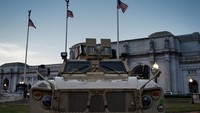 Belum ada kepastian dari otoritas mengenai berapa lama Garda Nasional akan tetap bertugas di Washington D.C. Namun, dengan arahan langsung Presiden Trump, penjagaan ketat diperkirakan masih akan terus berlanjut hingga situasi dianggap benar-benar stabil. REUTERS/Alexander Drago