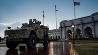 Kendaraan M-ATV Garda Nasional Oshkosh berdiri di luar Stasiun Union setelah Presiden AS Donald Trump mengerahkan Garda Nasional dan memerintahkan peningkatan kehadiran penegak hukum federal untuk membantu pencegahan kejahatan, di Washington, D.C., Amerika Serikat, Minggu (17/8/2025). REUTERS/Alexander Drago