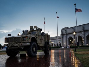 Dikerahkan Trump, Garda Nasional Mulai Patroli Bersenjata di Ibu Kota AS