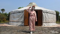 Berfoto pakai baju orang Mongolia