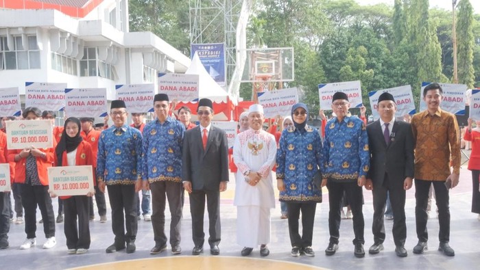 Unhas serahkan beasiswa kepada mahasiswa dari 18 fakultas.