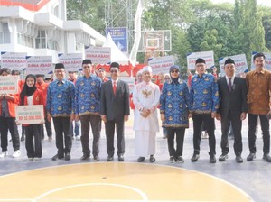 Rektor Unhas Serahkan Beasiswa Usulan BEM Tiap Fakultas di Momen HUT ke-80 RI