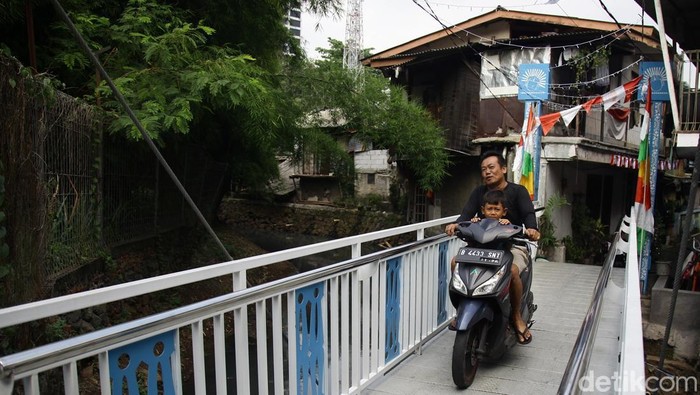 Warga Jakarta Selatan kini punya jembatan unik yang menarik perhatian. Jembatan Antar Kampung (JAK) Angkat Gandaria atau JAK Angkat Mulia, yang berada di kawasan Kebayoran Baru–Kebayoran Lama, memiliki sistem buka-angkat layaknya Jembatan Kota Intan di Kawasan Kota Tua.