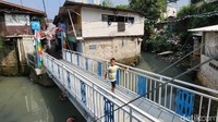 JAK Gandaria menghubungkan Jalan Gandaria I, Kramat Pela, Kebayoran Baru dengan Jalan Mulia I, Kebayoran Lama Utara. Selain mempermudah mobilitas warga antar kampung, kehadiran jembatan ini juga mempercantik kawasan bantaran kali.