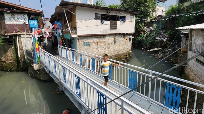 Warga Jakarta Selatan kini punya jembatan unik yang menarik perhatian. Jembatan Antar Kampung (JAK) Angkat Gandaria atau JAK Angkat Mulia, yang berada di kawasan Kebayoran Baru–Kebayoran Lama, memiliki sistem buka-angkat layaknya Jembatan Kota Intan di Kawasan Kota Tua.