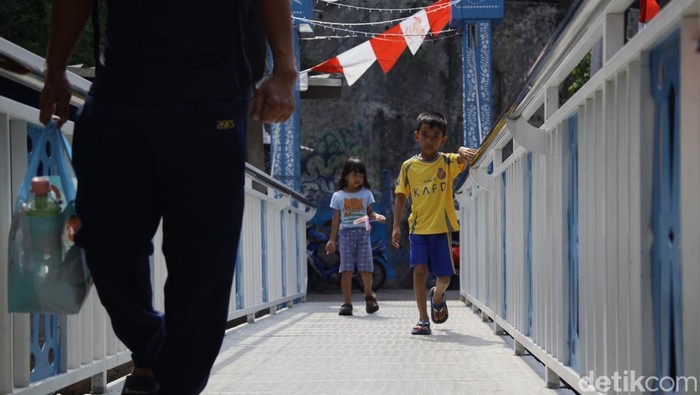 Unik! Jembatan Antar Kampung di Gandaria Bisa Diangkat Layaknya Kota Tua Warga Jakarta Selatan kini punya jembatan unik yang menarik perhatian. Jembatan Antar Kampung (JAK) Angkat Gandaria atau JAK Angkat Mulia, yang berada di kawasan Kebayoran BaruβKebayoran Lama, memiliki sistem buka-angkat layaknya Jembatan Kota Intan di Kawasan Kota Tua.