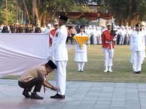 Video: Viral Momen Wakil Bupati Kulon Progo Perbaiki Sepatu Paskibraka