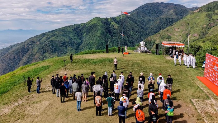 Upacara Bendera di Bukit Salena