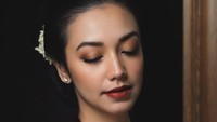 Ryan Ogilvy sebagai MUA, memoles wajah Velove Vexia dengan gaya make up flawless. Foto: Instagram @ryanogilvy