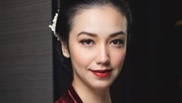 Velove anggun dengan rambut disanggul dan memakai kebaya bergaya kutu baru dengan warna beludru merah marun seperti Wulan Guritno. Foto: Instagram @ryanogilvy