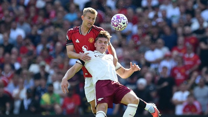 Soccer Football - Premier League - Manchester United v Arsenal - Old Trafford, Manchester, Britain - August 17, 2025 Manchester Uniteds Matthijs de Ligt in action with Arsenals Viktor Gyokeres REUTERS/Peter Powell EDITORIAL USE ONLY. NO USE WITH UNAUTHORIZED AUDIO, VIDEO, DATA, FIXTURE LISTS, CLUB/LEAGUE LOGOS OR LIVE SERVICES. ONLINE IN-MATCH USE LIMITED TO 120 IMAGES, NO VIDEO EMULATION. NO USE IN BETTING, GAMES OR SINGLE CLUB/LEAGUE/PLAYER PUBLICATIONS. PLEASE CONTACT YOUR ACCOUNT REPRESENTATIVE FOR FURTHER DETAILS..