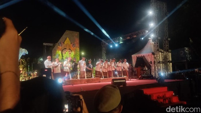 Wagub Bali Nyoman Giri Prasta membuka Buleleng Festival secara resmi, Senin (18/8/2025).