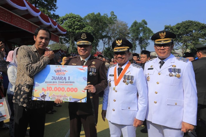 Wali Kota Tangerang Sachrudin memberikan kado spesial Kemerdekaan kepada warga saat upacara HUT Ke-80 RI di Kota Tangerang, Minggu (17/8/2025).