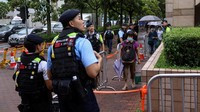 Jimmy Lai, yang sudah berusia lanjut, hadir di ruang sidang dengan tenang. Bagi sebagian pendukungnya, kehadiran Lai menjadi simbol perlawanan terhadap pembatasan kebebasan pers di Hong Kong. REUTERS/Tyrone Siu