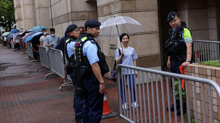 Antrean panjang warga terlihat di luar Pengadilan Magistrat Kowloon Barat, Senin (18/8/2025), saat persidangan penutup kasus kolusi keamanan nasional yang menjerat Jimmy Lai digelar. REUTERS/Tyrone Siu