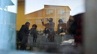 Proses penghitungan dilakukan secara ketat demi memastikan transparansi dan kepercayaan publik terhadap hasil pemilu. REUTERS/Ipa Ibanez