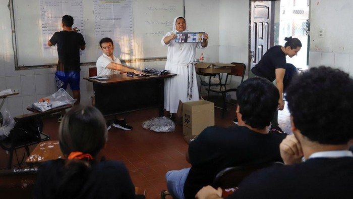 Warga Bolivia Gunakan Hak Pilih dalam Pemilu 2025 Warga Bolivia memadati tempat pemungutan suara pada Minggu (17/8/2025) untuk menggunakan hak pilih mereka dalam pemilihan umum 2025. Pemilu ini digelar untuk menentukan presiden baru sekaligus memilih anggota Kongres yang akan memimpin negara selama lima tahun ke depan. REUTERS/Ipa Ibanez