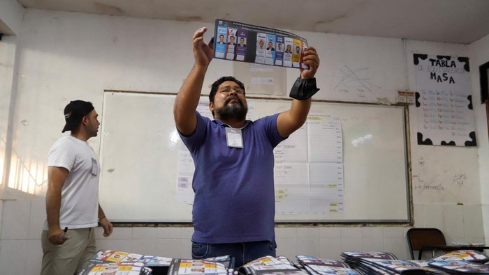 Warga Bolivia memadati tempat pemungutan suara pada Minggu (17/8/2025) untuk menggunakan hak pilih mereka dalam pemilihan umum 2025. Pemilu ini digelar untuk menentukan presiden baru sekaligus memilih anggota Kongres yang akan memimpin negara selama lima tahun ke depan. REUTERS/Ipa Ibanez