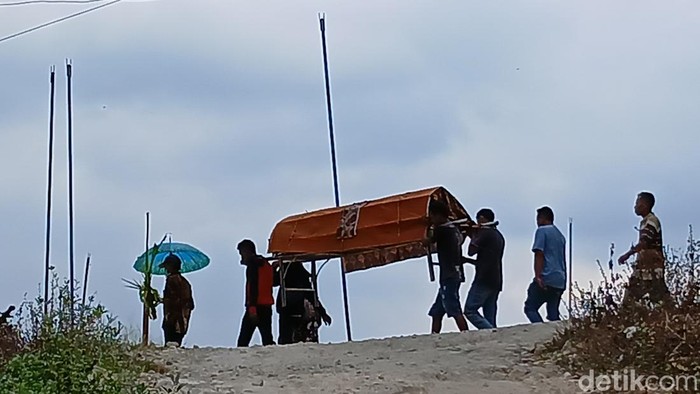 Warga mengusung jenazah korban kebakaran sumur minyak di Blora, Senin (18/8/2925).