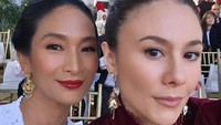 Selfie Wulan Guritno bersama Happy Salma. Foto: Instagram @wulanguritno