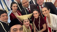 Velove Vexia dan Wulan Guritno foto bareng Didit Prabowo. Ada juga Ario Bayu dan Nicholas Saputra dalam foto tersebut. Foto: Instagram @wulanguritno