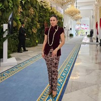Wulan Guritno memberikan gaya terbaiknya dengan kabaya janggan berbahan beludu (velvet) merah dari koleksi Sissae Indonesia. Atasan tersebut dipermanis dengan bros bunga keemasan. Untuk bawahan, ia memilih kain batik bernuansa sogan yang klasik. (Foto: Instagram @wulanguritno)